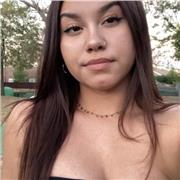 profesora de inglés, imparte clases a niños de todos los cursos